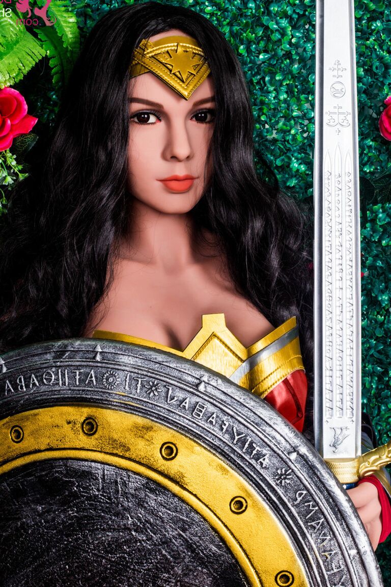 21P Dunkelhaarige Sexpuppe im Wonder Woman-Kostüm entblößt ihre perfekten Brüste