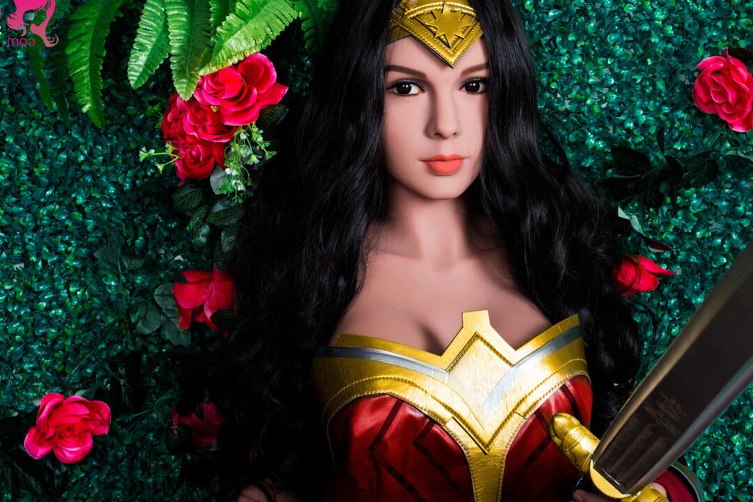 21P Dunkelhaarige Sexpuppe im Wonder Woman-Kostüm entblößt ihre perfekten Brüste