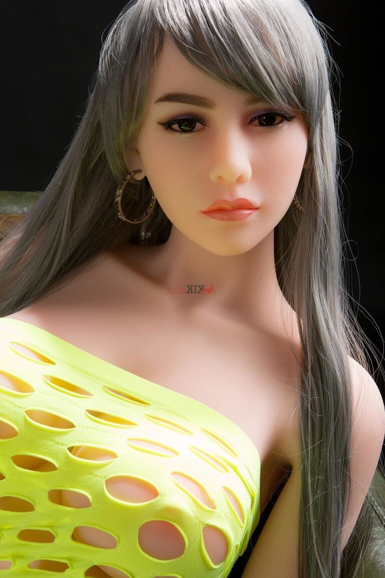 21P Boneca sexual de cabelos grisalhos Alani posa com um vestido amarelo