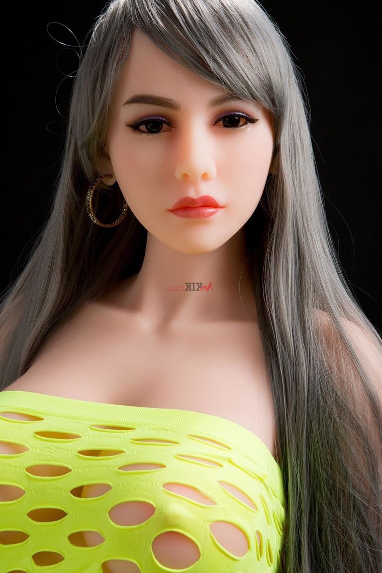 21P Boneca sexual de cabelos grisalhos Alani posa com um vestido amarelo