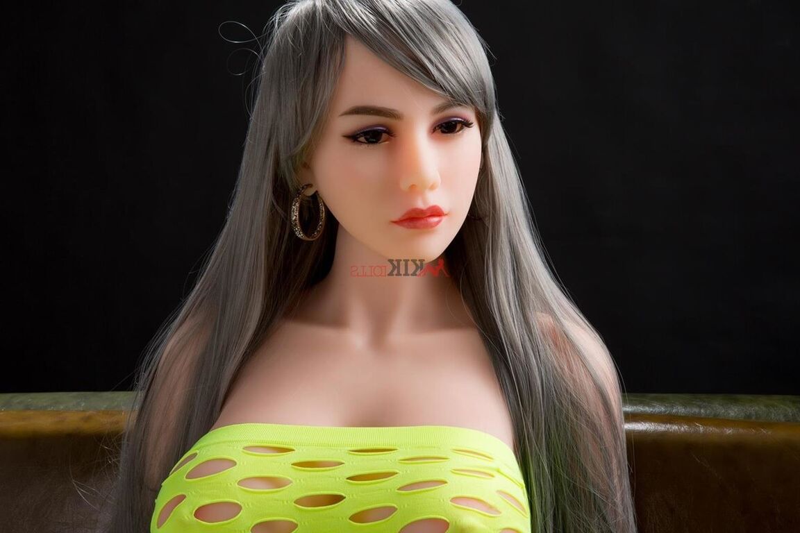 21P Boneca sexual de cabelos grisalhos Alani posa com um vestido amarelo
