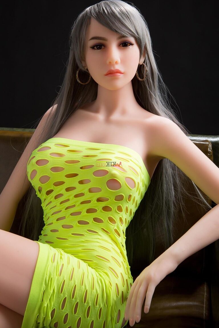 21P Boneca sexual de cabelos grisalhos Alani posa com um vestido amarelo