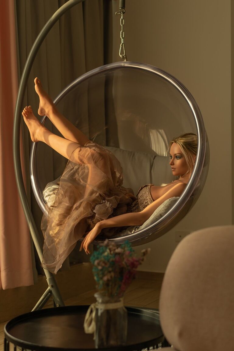 16P Süße Sexpuppe zeigt ihren schönen nackten Körper