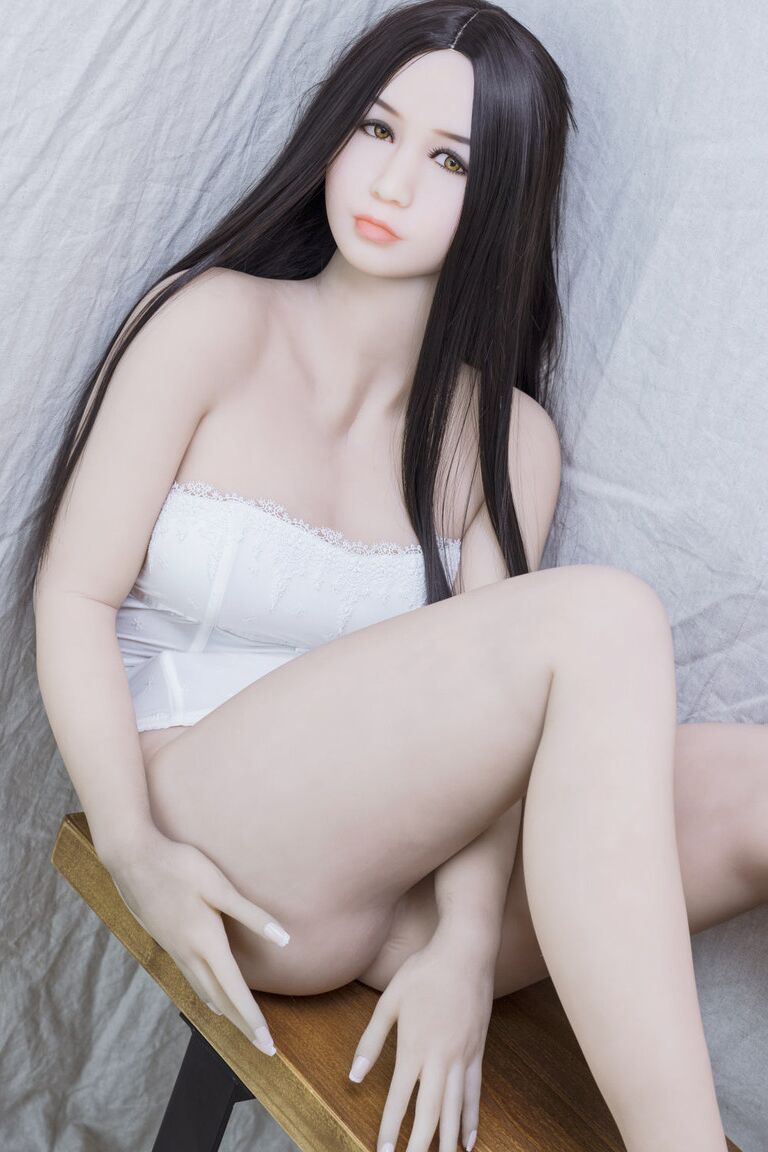 21P La caliente muñeca sexual japonesa Gigi muestra sus curvas mientras posa desnuda en un banco