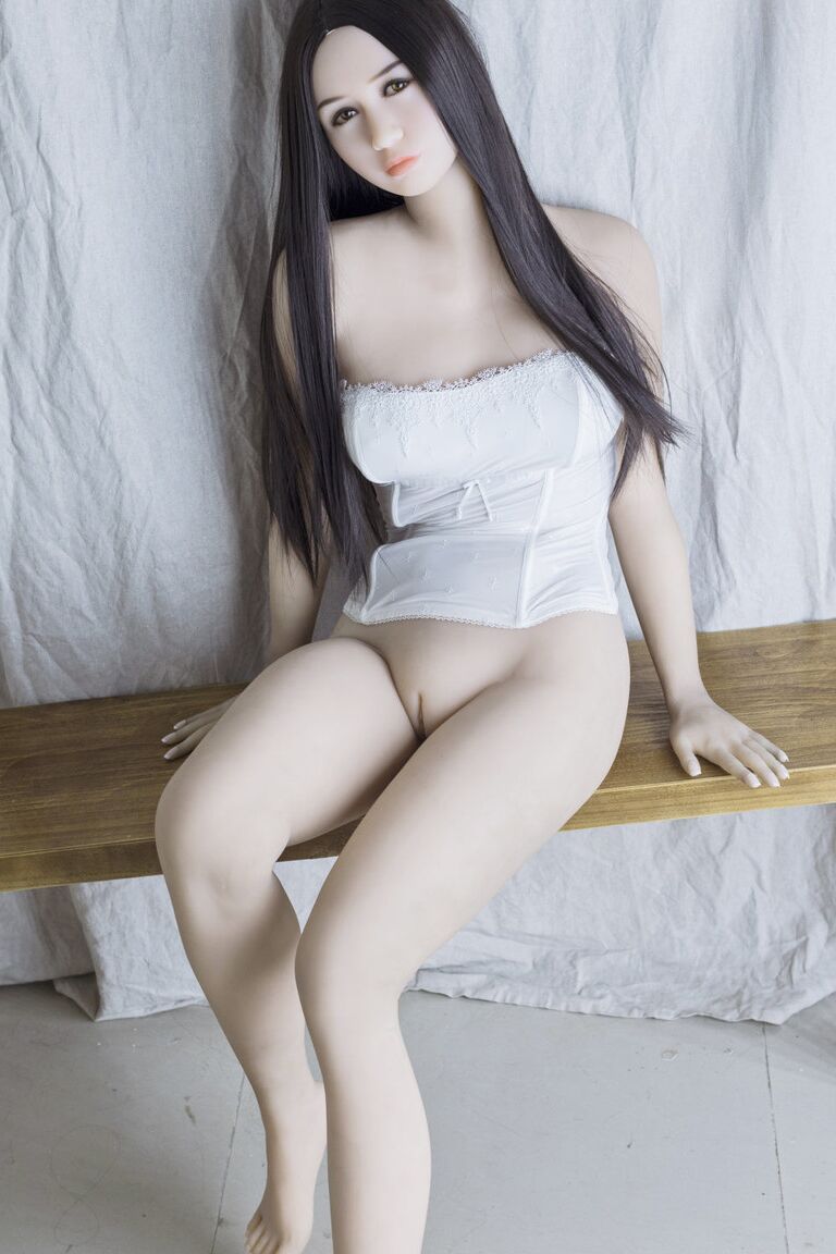 21P La caliente muñeca sexual japonesa Gigi muestra sus curvas mientras posa desnuda en un banco