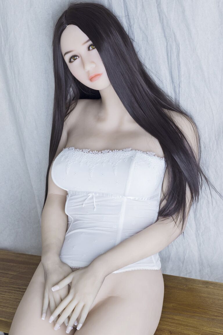 21P La caliente muñeca sexual japonesa Gigi muestra sus curvas mientras posa desnuda en un banco