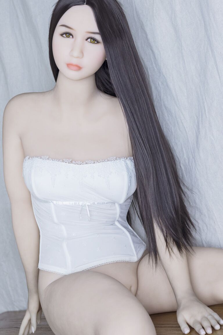 21P La caliente muñeca sexual japonesa Gigi muestra sus curvas mientras posa desnuda en un banco