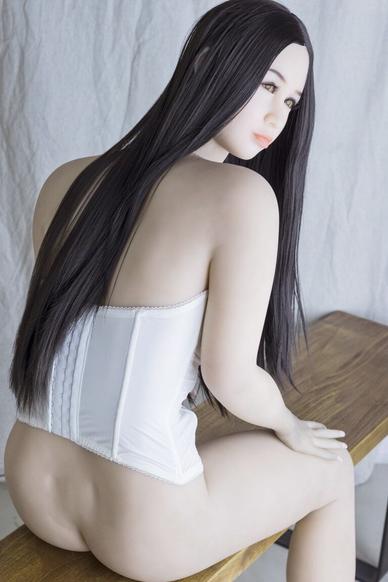 21P La caliente muñeca sexual japonesa Gigi muestra sus curvas mientras posa desnuda en un banco