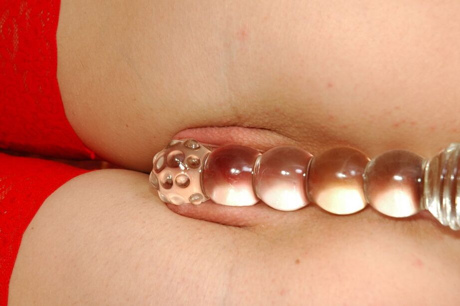 16P Chica rubia sexy con medias rojas y sombrero navideño juega con su chocho mojado en el sofá