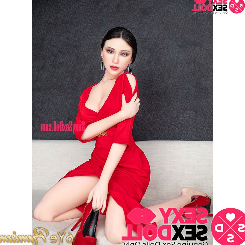 21P Atraente boneca sexual de pernas compridas tira seu longo vestido vermelho e posa nua