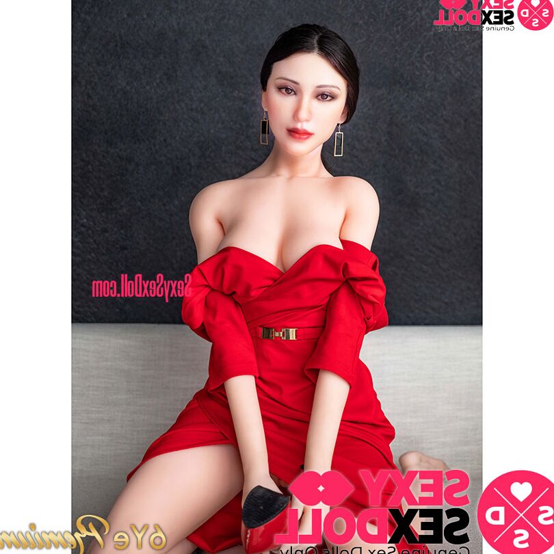 21P Atraente boneca sexual de pernas compridas tira seu longo vestido vermelho e posa nua