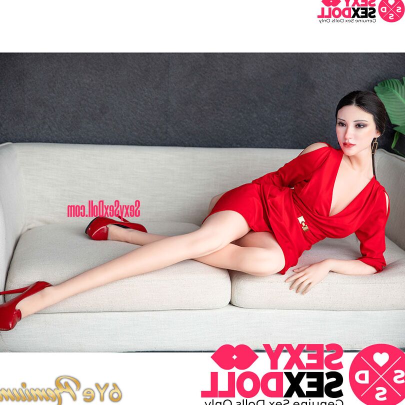 21P Atraente boneca sexual de pernas compridas tira seu longo vestido vermelho e posa nua