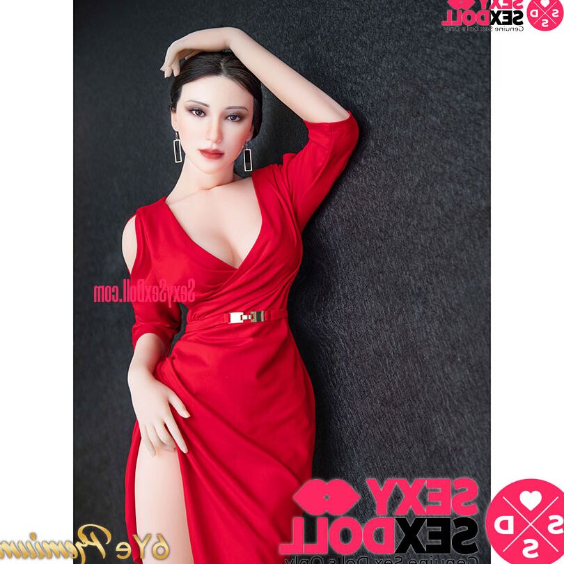 21P Atraente boneca sexual de pernas compridas tira seu longo vestido vermelho e posa nua