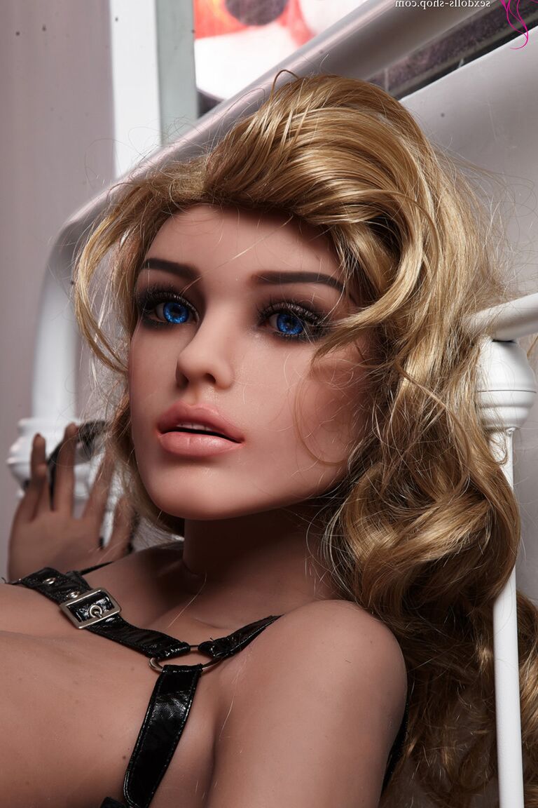 21P Boneca sexual gostosa Doria posa acorrentada à cama nua