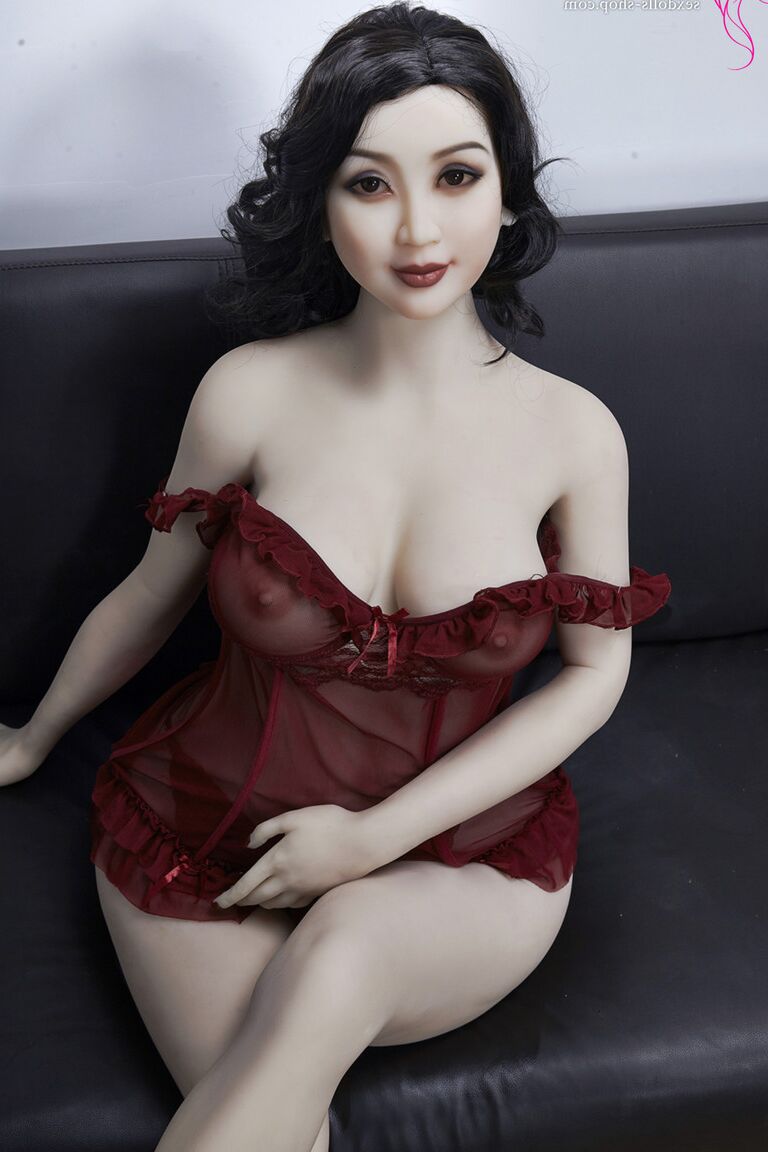 21P La muñeca sexual de pelo oscuro Xiu hace alarde de sus grandes tetas y su gran culo en un sofá negro