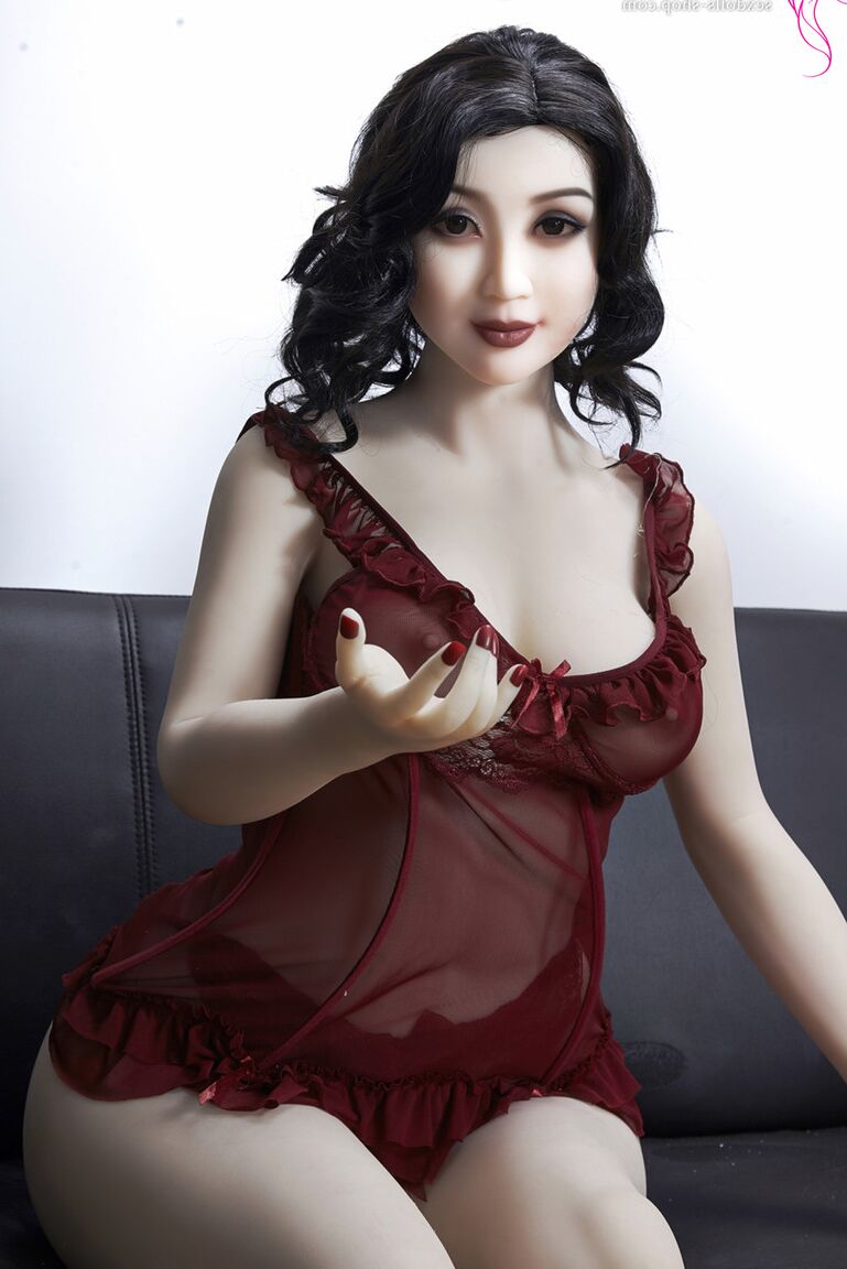 21P La muñeca sexual de pelo oscuro Xiu hace alarde de sus grandes tetas y su gran culo en un sofá negro