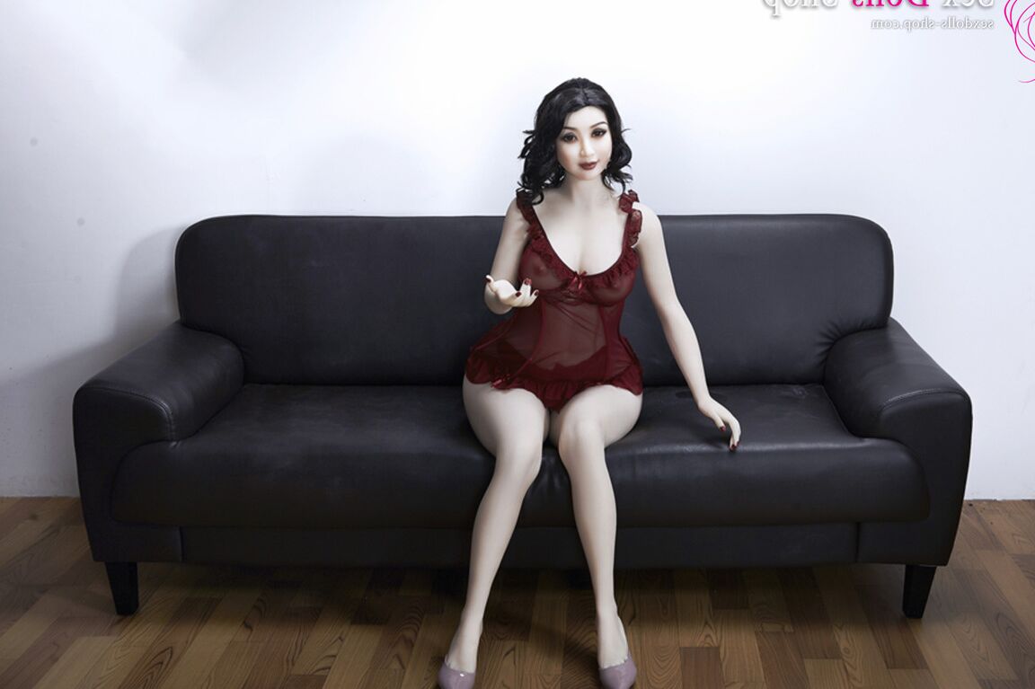 21P La muñeca sexual de pelo oscuro Xiu hace alarde de sus grandes tetas y su gran culo en un sofá negro