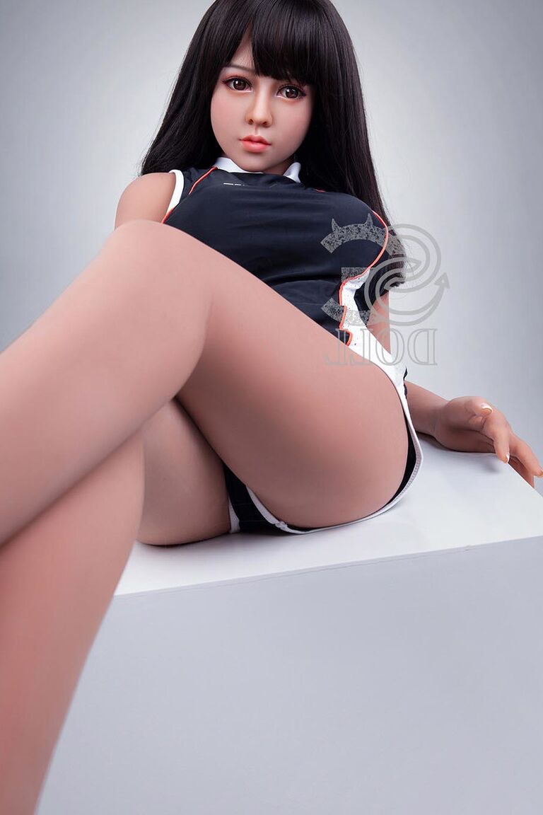 21P La muñeca sexual morena Candice revela sus grandes pechos y sus agujeros calvos follables