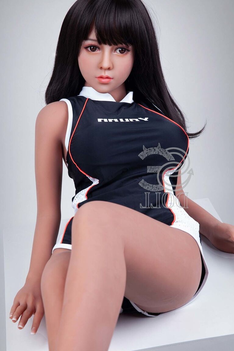 21P La muñeca sexual morena Candice revela sus grandes pechos y sus agujeros calvos follables