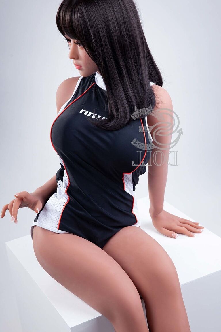21P La muñeca sexual morena Candice revela sus grandes pechos y sus agujeros calvos follables