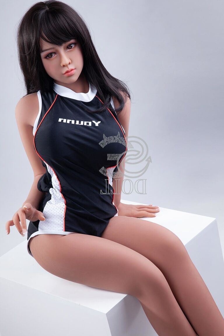 21P La muñeca sexual morena Candice revela sus grandes pechos y sus agujeros calvos follables