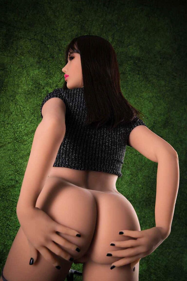 21P La sexy muñeca sexual Fanny se pela para exponer su magnífico culo y sus grandes tetas