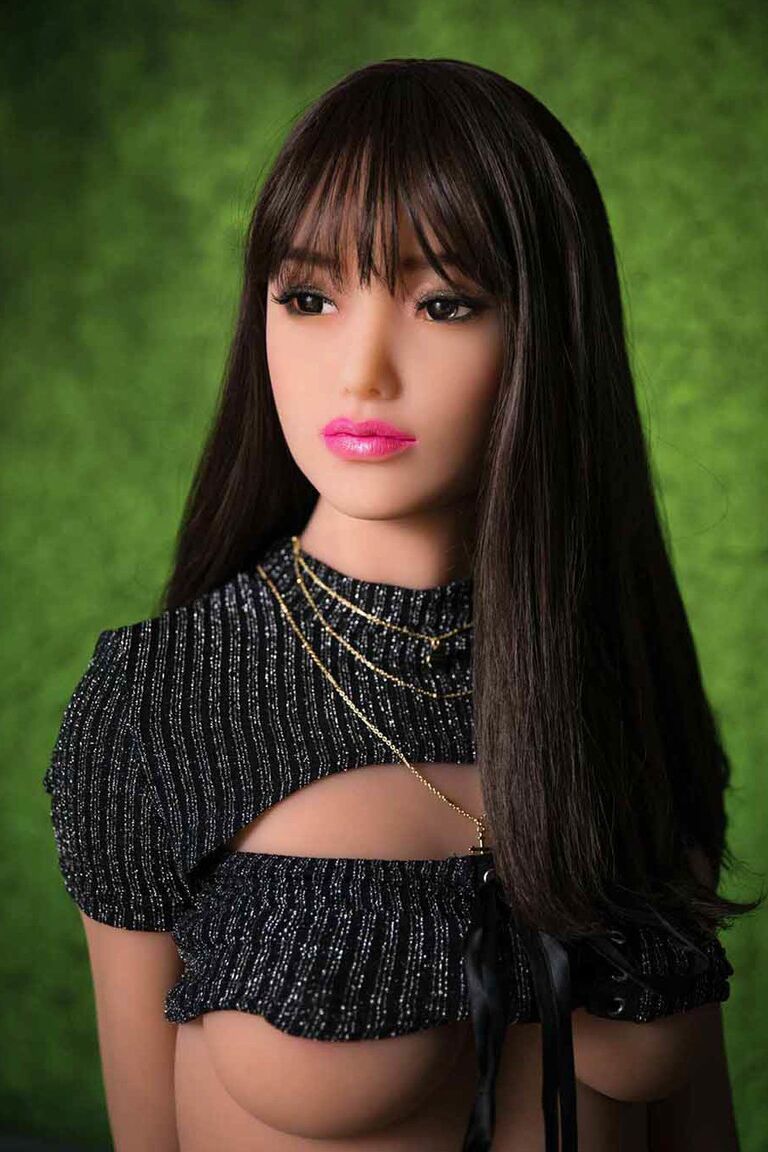 21P La sexy muñeca sexual Fanny se pela para exponer su magnífico culo y sus grandes tetas