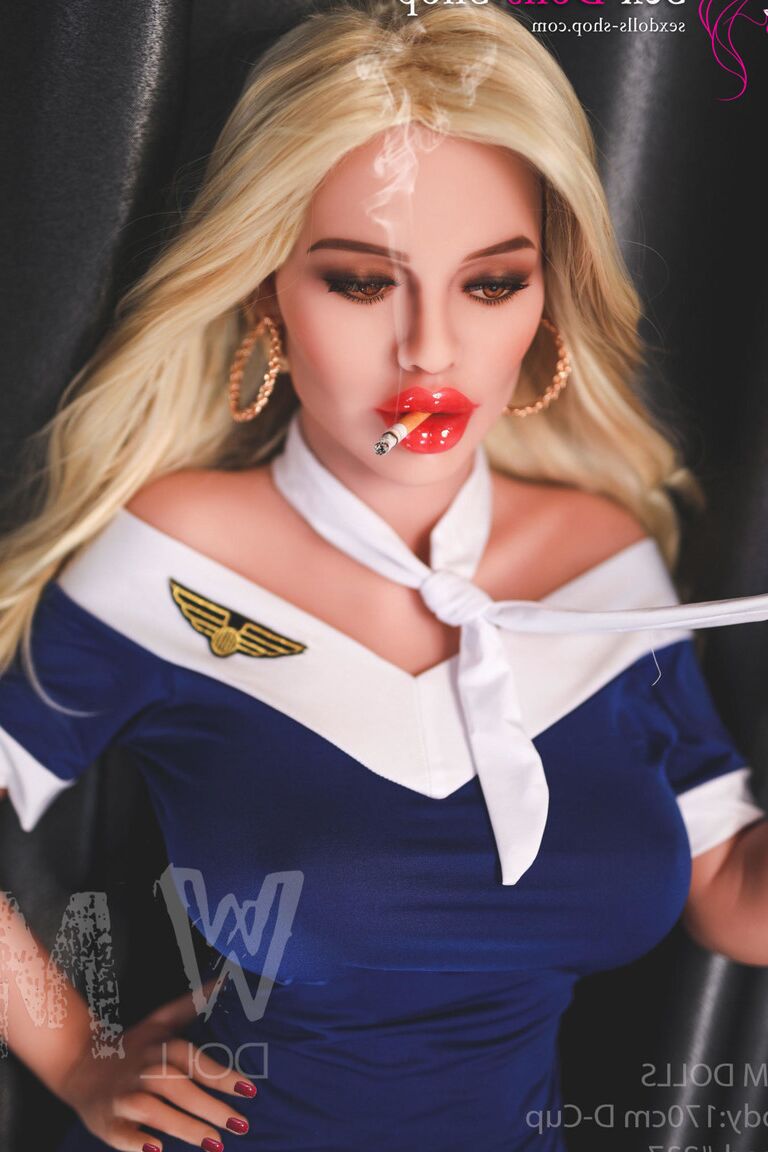 21P Boneca sexual durona Harriet revela suas curvas e posa com uma arma