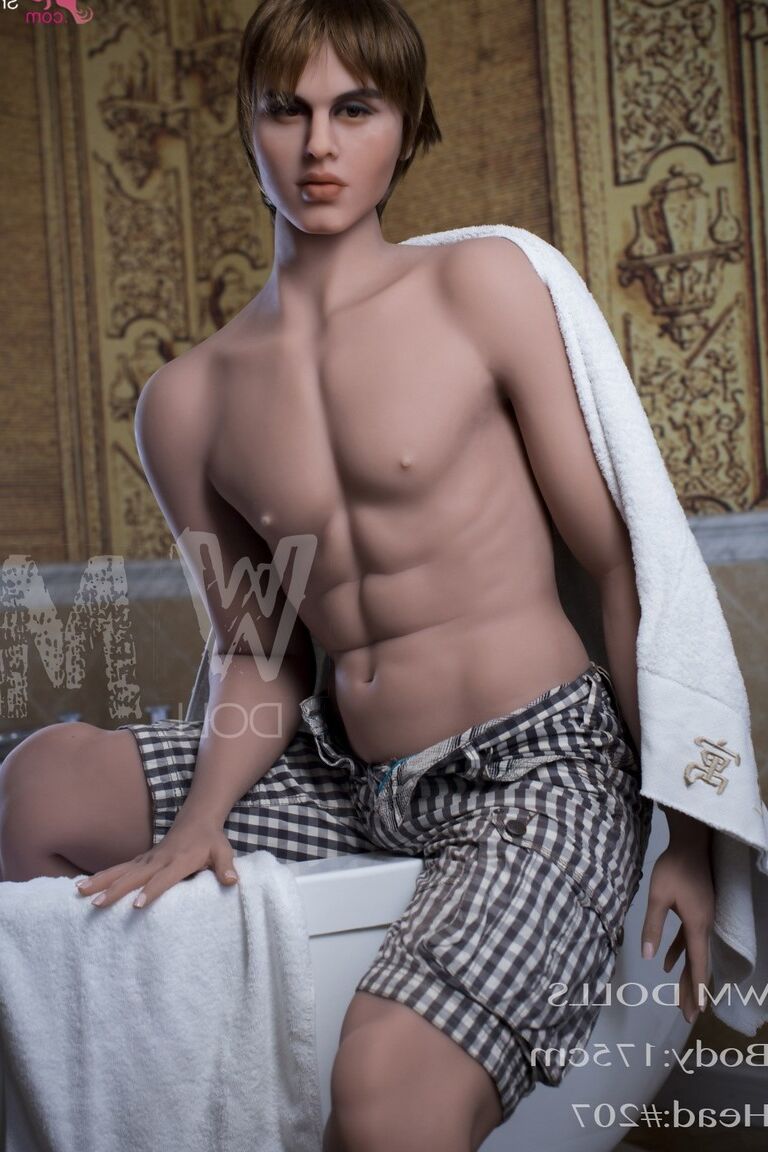 21P Boneco sexual masculino gostoso Alan mostra seu abdômen e grande tesão pela casa