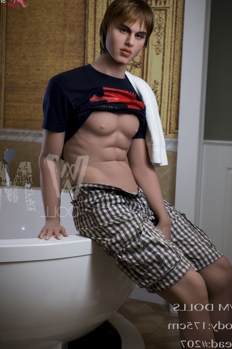 21P Boneco sexual masculino gostoso Alan mostra seu abdômen e grande tesão pela casa
