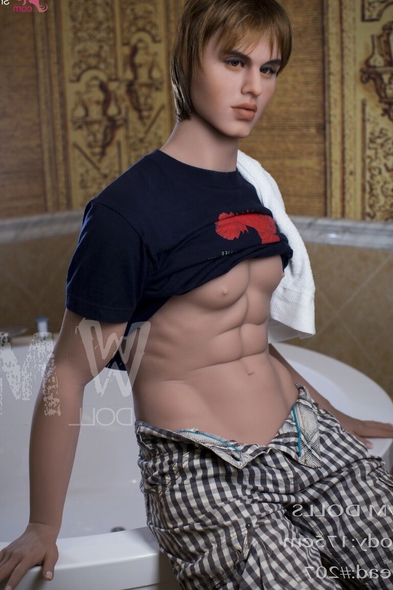 21P Boneco sexual masculino gostoso Alan mostra seu abdômen e grande tesão pela casa
