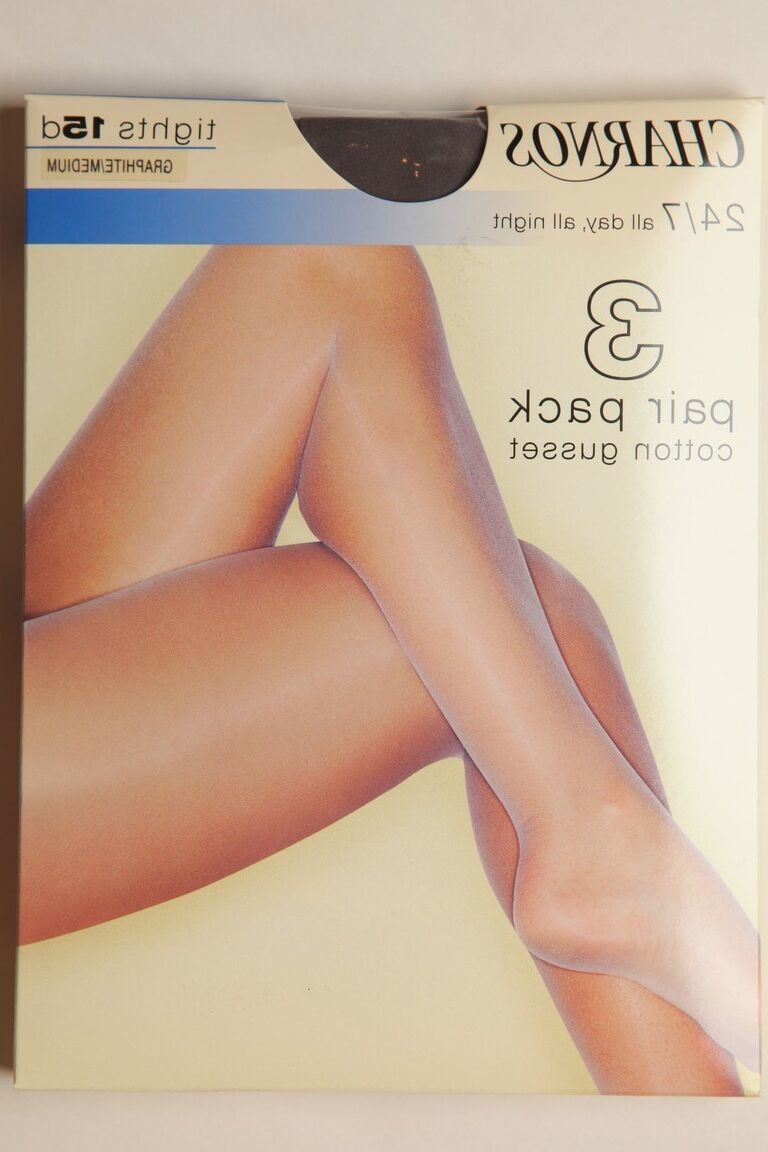 21P Garota Nerdy com peitos lindos Georgina tira e posa de meia-calça transparente