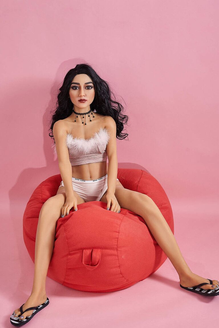 21P La pequeña muñeca sexual de pelo oscuro Deanna muestra su bonito culo y posa desnuda