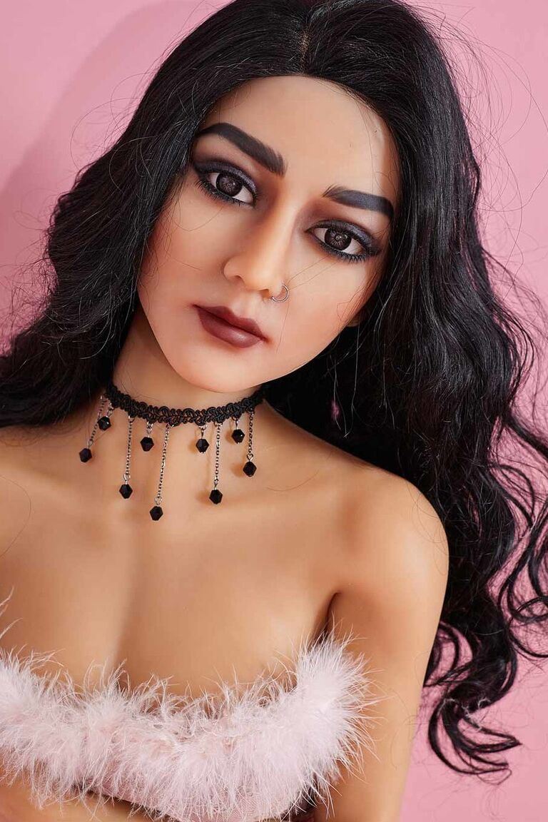 21P La pequeña muñeca sexual de pelo oscuro Deanna muestra su bonito culo y posa desnuda