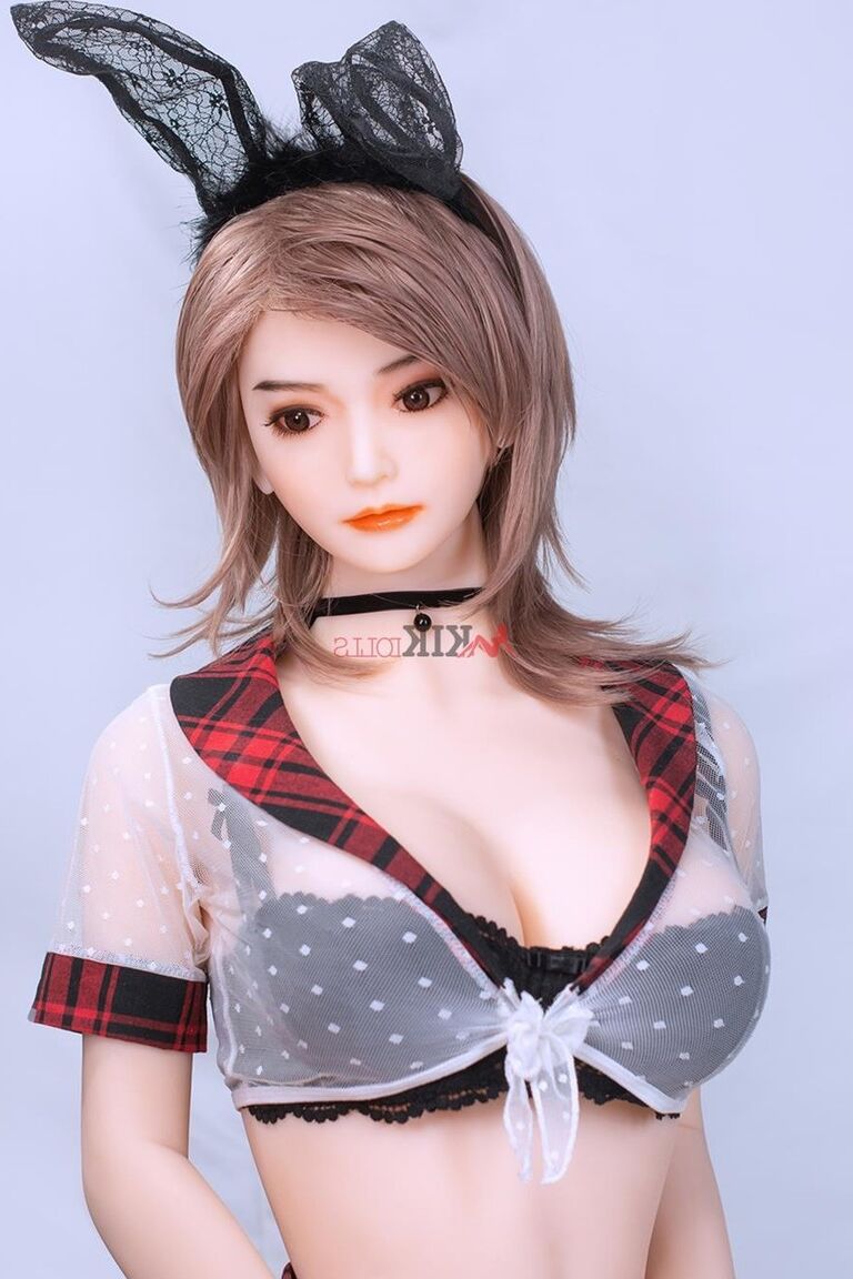 21P Boneca sexual Slim com orelhas de coelho Adelina revela seus peitos magníficos e bunda gostosa