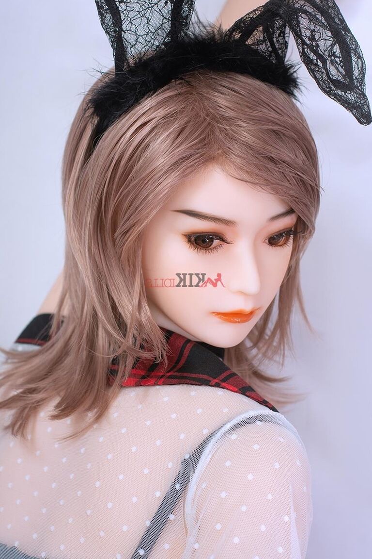21P Boneca sexual Slim com orelhas de coelho Adelina revela seus peitos magníficos e bunda gostosa