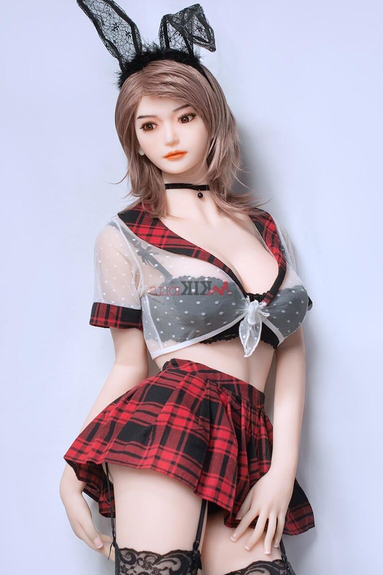 21P Boneca sexual Slim com orelhas de coelho Adelina revela seus peitos magníficos e bunda gostosa