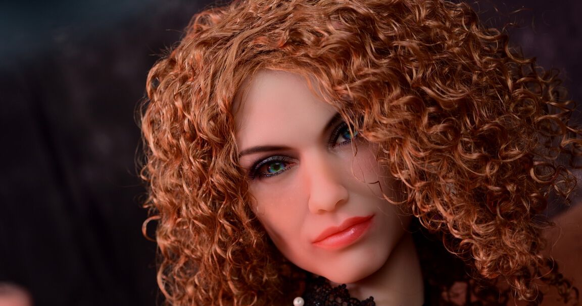 13P Ingrid, boneca sexual de cabelos cacheados em lingerie sexy, mostra seus peitos e bunda monstruosos