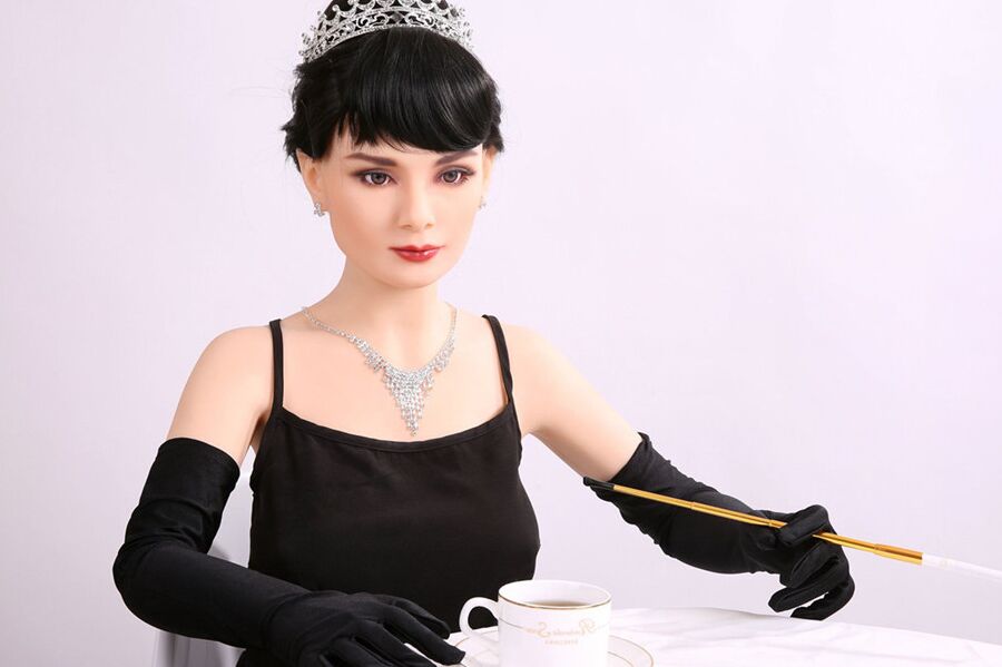 18P Boneca sexual de cabelos negros Sheila posando com um vestido glamoroso e salto alto