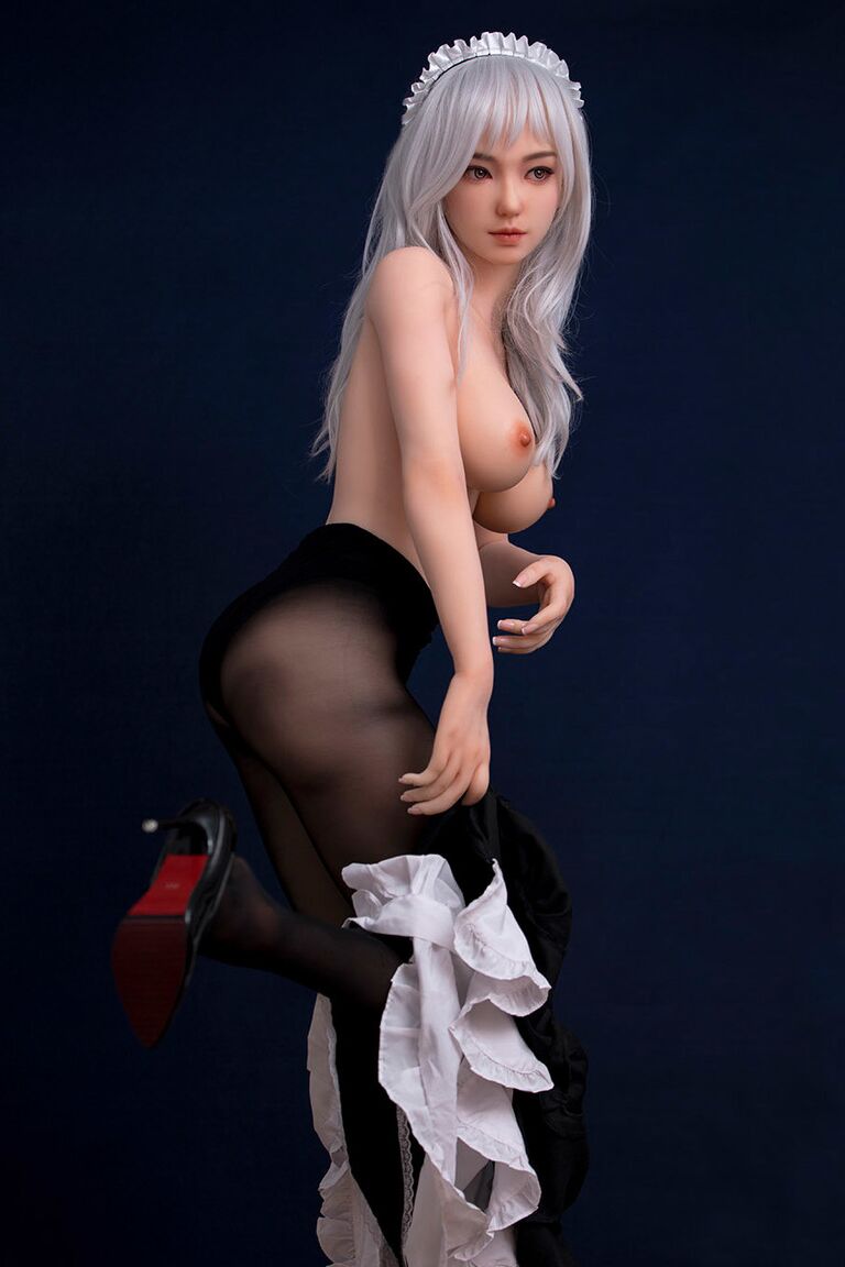 21P Liny, boneca sexual de cabelos grisalhos, tira o uniforme de empregada e posa nua