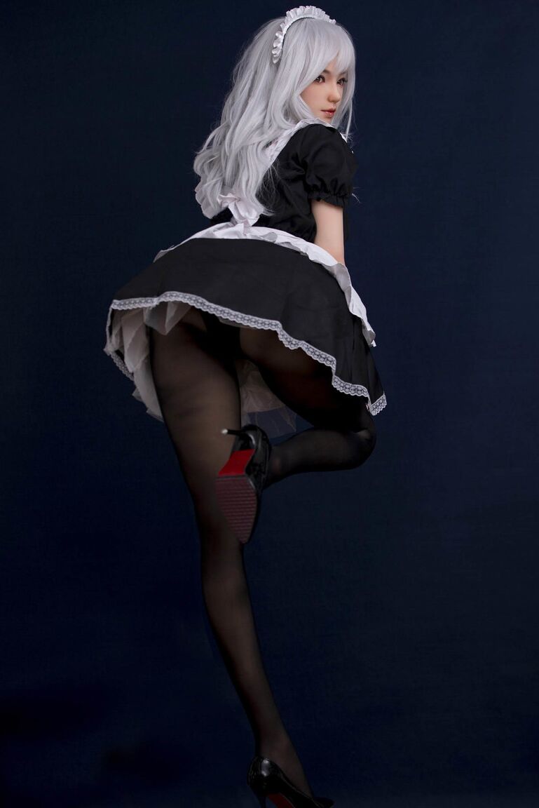 21P Liny, boneca sexual de cabelos grisalhos, tira o uniforme de empregada e posa nua
