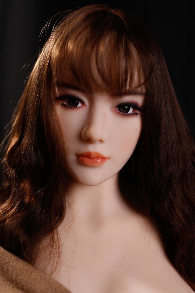 21P La hermosa muñeca sexual de cabello castaño rojizo Sabina mostrando sus grandes y húmedas tetas de copa H