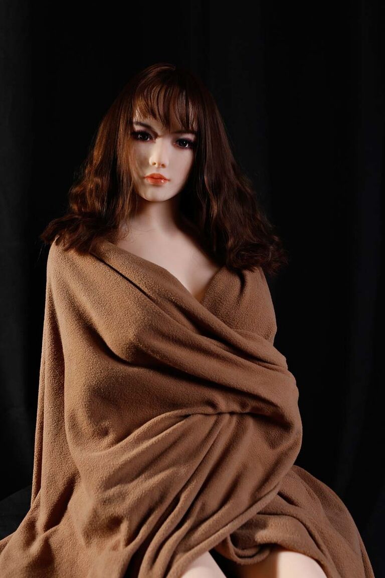 21P La hermosa muñeca sexual de cabello castaño rojizo Sabina mostrando sus grandes y húmedas tetas de copa H