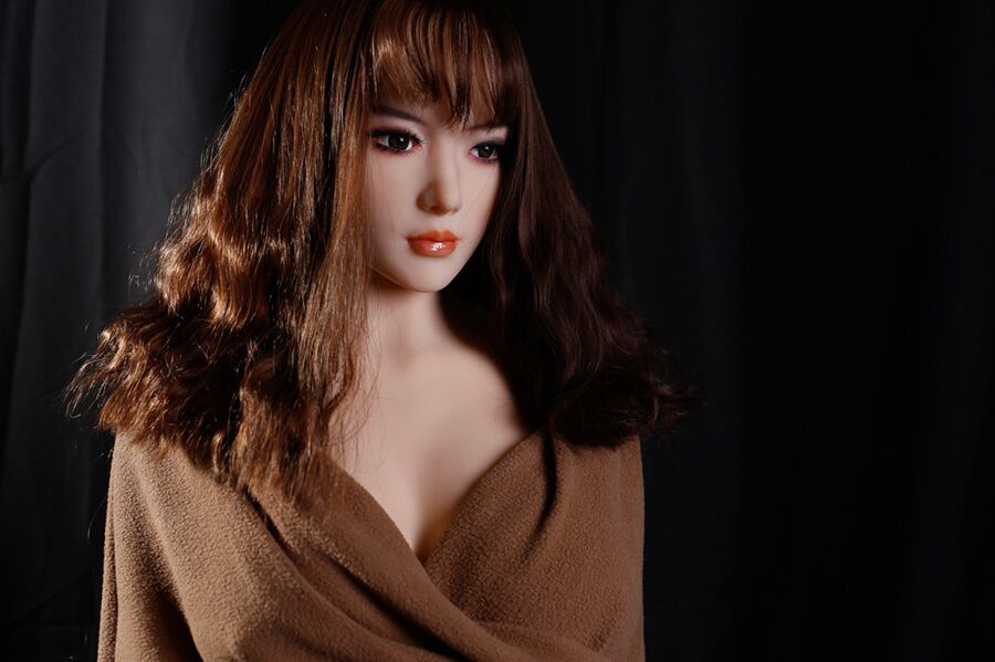 21P La hermosa muñeca sexual de cabello castaño rojizo Sabina mostrando sus grandes y húmedas tetas de copa H