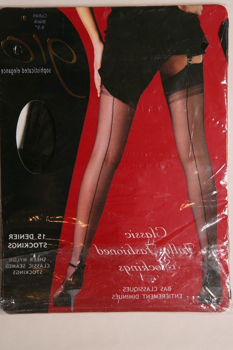 21P La traviesa Zuzanna expone sus pequeñas tetas en pantimedias transparentes y calientes