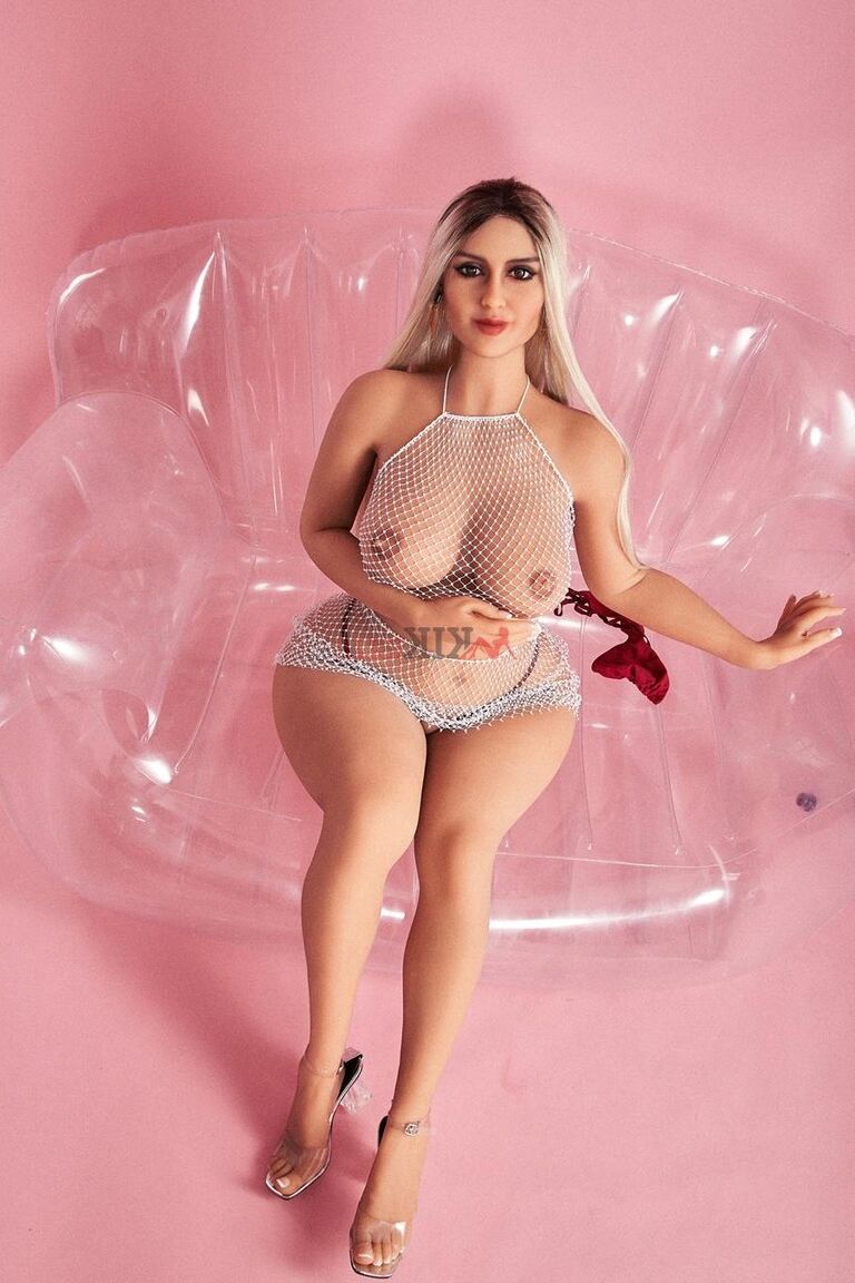 21P Boneca sexual grossa Jéssica expondo seus peitos grandes e oleosos