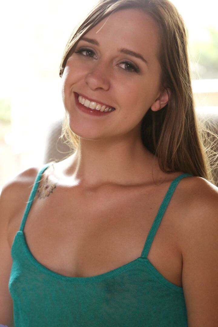 16P La superbe Zoey Laine place un jouet sexuel Hitachi sur son vagin et se masturbe