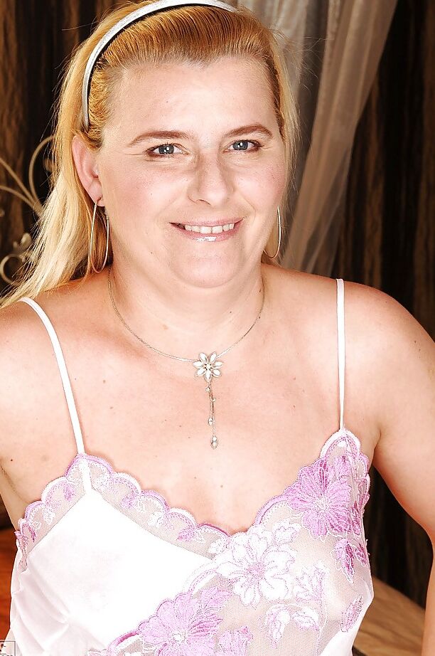 16P Mamá gordita posa desnuda para mostrar sus tetas y su gran trasero