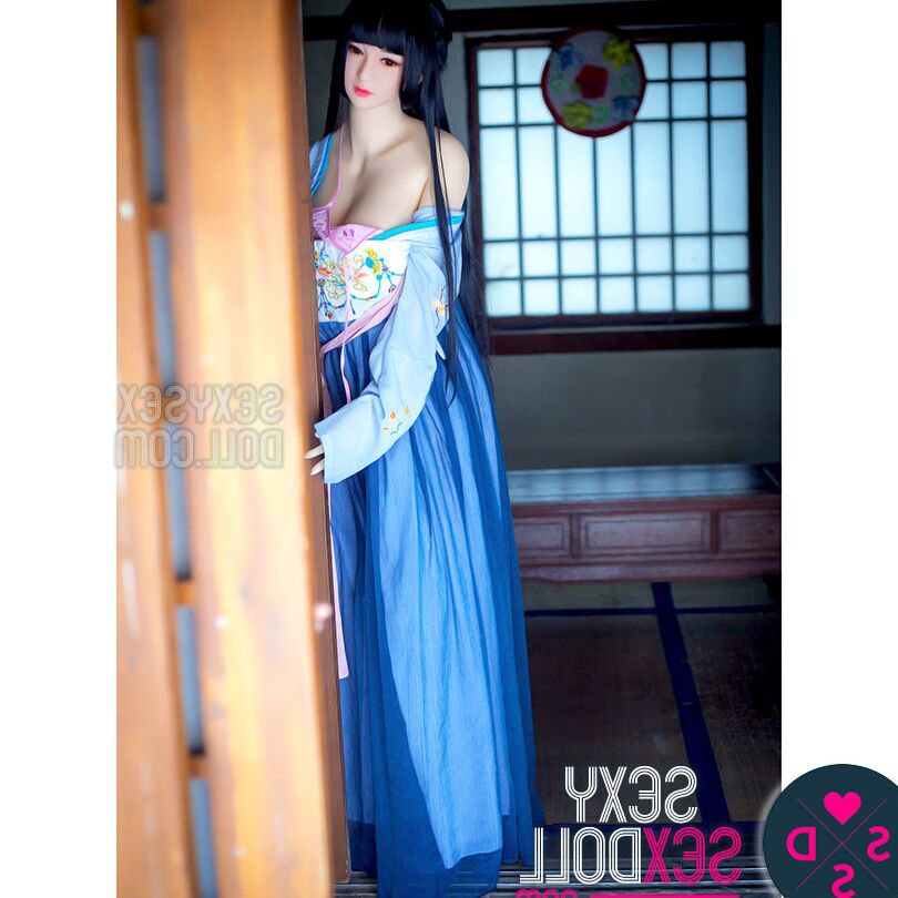 21P Muñeca sexual realista, la princesa Yang, posa con un vestido largo