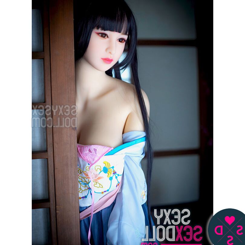 21P Muñeca sexual realista, la princesa Yang, posa con un vestido largo
